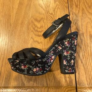 R2 Lolita Black Floral Platform Heels size 6 New with box